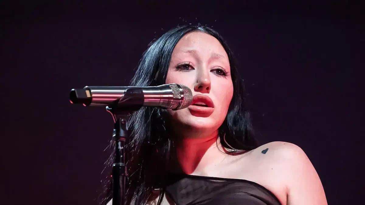A evolução de Noah Cyrus: música, família e superação pessoal