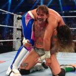 Becky Lynch surpreende e atrapalha CM Punk em Clash in Paris, segurando Rollins no topo