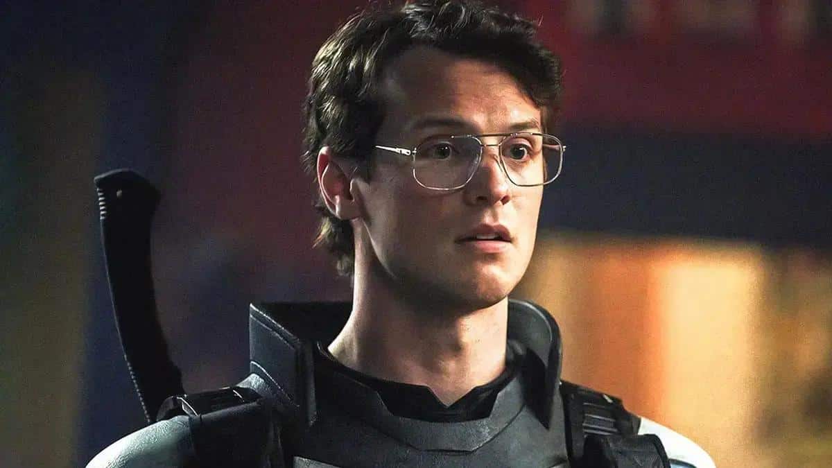 Freddie Stroma revela o lado assexual do Vigilante em Peacemaker