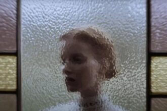 Keeper: Osgood Perkins e Tatiana Maslany revelam novo filme de terror impactante