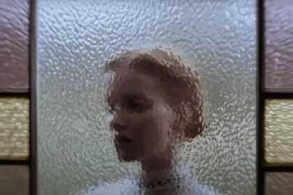 Keeper: Osgood Perkins e Tatiana Maslany revelam novo filme de terror impactante