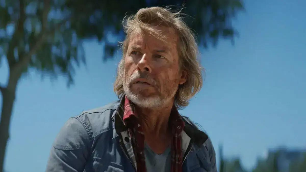 The Infernal Machine: O desempenho marcante de Guy Pearce em filme controverso