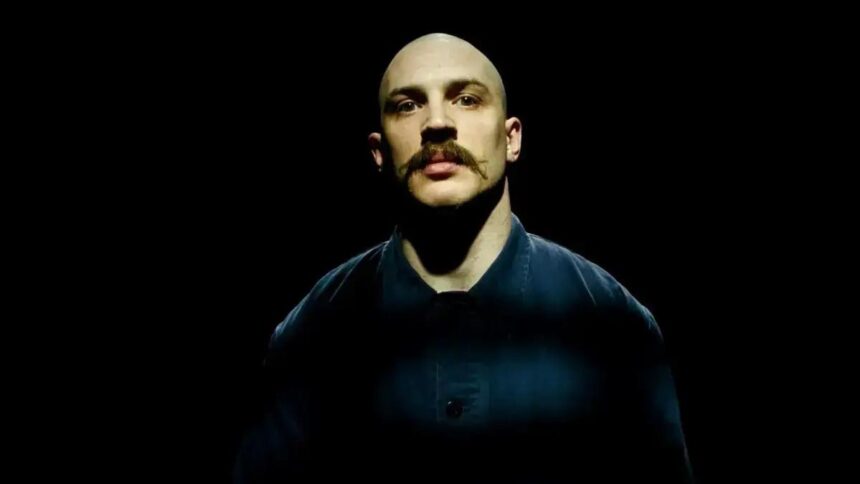Tom Hardy em Bronson: sua melhor performance em filme de crime completa 17 anos