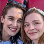 Casamento LGBTQ+: Chloë Grace Moretz quebra tradição com vestido azul incrível