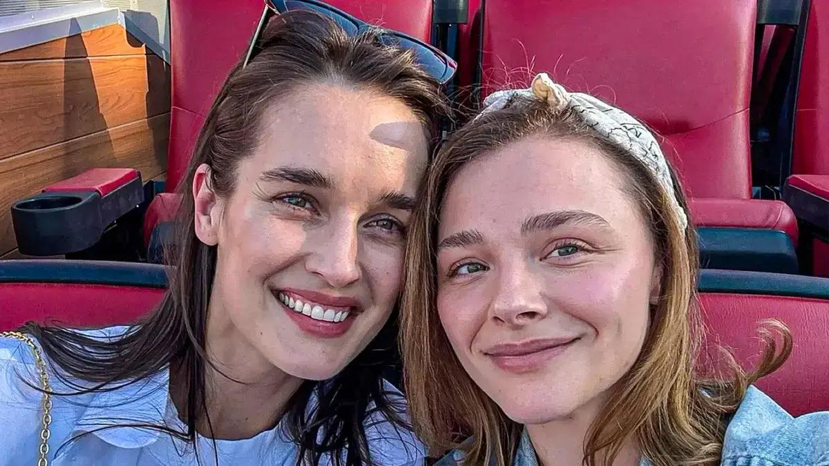 Casamento LGBTQ+: Chloë Grace Moretz quebra tradição com vestido azul incrível