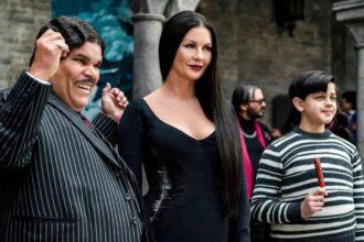 Catherine Zeta-Jones revela curiosidades sobre Wednesday e sua paixão por Bollywood