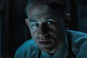 Conheça a transformação de Charlie Hunnam em Ed Gein para Netflix em 2025