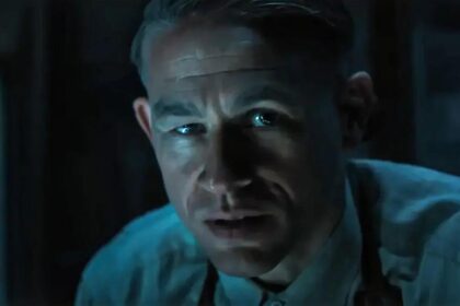 Conheça a transformação de Charlie Hunnam em Ed Gein para Netflix em 2025