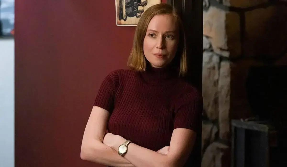 Hannah Einbinder brilha no Emmy 2025 e provoca censura ao finalizar discurso