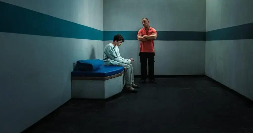 Jack Thorne e Stephen Graham brilham no Emmy 2025 com Adolescence