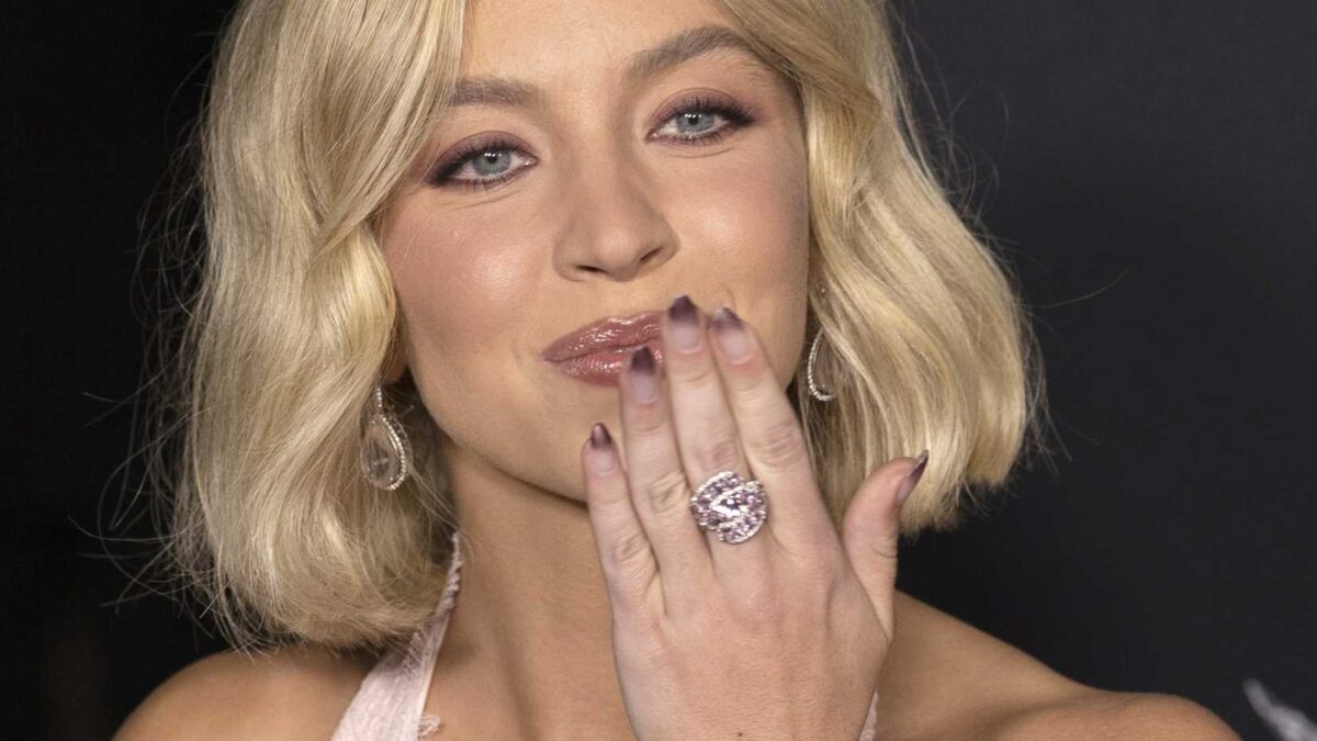 Sydney Sweeney blowing a kiss on a red carpet