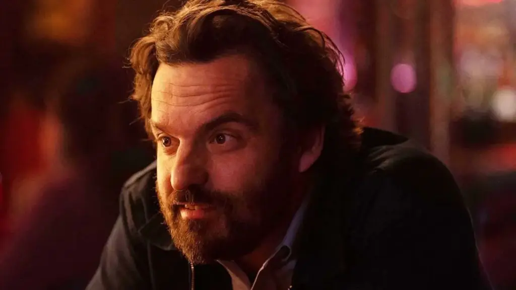 Jake Johnson, do Aranhaverso, em produção da Hulu