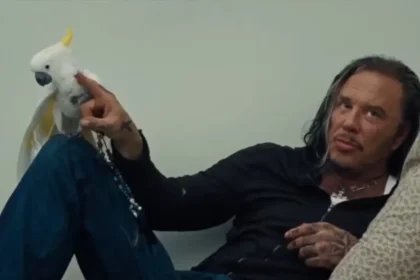 Mickey Rourke despejado