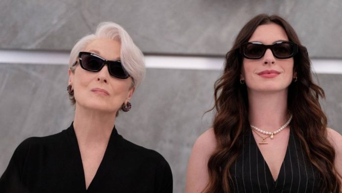 O Diabo Veste Prada 2: Sucesso nas Bilheteiras Cena do filme O Diabo Veste Prada 2 com Meryl Streep e Emily Blunt.
