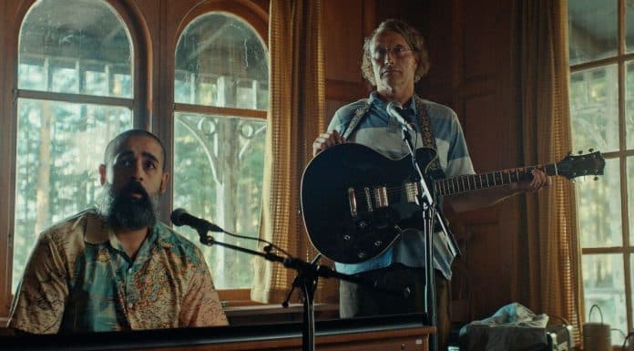 Mads Mikkelsen Encarnando John Lennon? O Que Esperar de ‘The Last Viking’ Mads Mikkelsen em cena de 'The Last Viking'