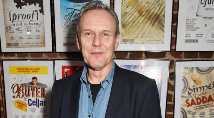 Luto em Buffy: Anthony Head nos Deixa aos 72 Anos Luto em Buffy: Anthony Head nos Deixa aos 72 Anos - Anthony Head