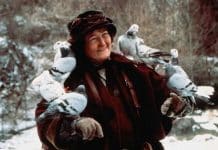Brenda Fricker: Lenda do Cinema Irlandês Falece aos 81 Anos e Deixa Legado Inesquecível Brenda Fricker em cena de Meu Pé Esquerdo